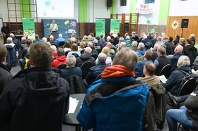 Wo sonst Sport getrieben wird, verwandelte der Dialogprozess die GVO Turnhalle Osternburg in einen voll besetzten Dialograum zum Wärmeplan. Foto: Jörg Hemmen Wo sonst Sport getrieben wird, verwandelte der Dialogprozess die GVO Turnhalle Osternburg in einen voll besetzten Dialograum zum Wärmeplan. Foto: Jörg Hemmen