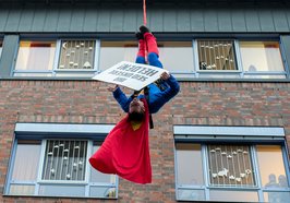 Superman steht Kopf: Die kleinen Patientinnen und Patienten des Elisabeth-Kinderkrankenhauses staunten begeistert an den Fenstern über die akrobatischen Einlagen der Superhelden am Seil. Foto: Sascha Stüber