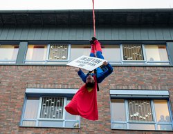 Superman steht Kopf: Die kleinen Patientinnen und Patienten des Elisabeth-Kinderkrankenhauses staunten begeistert an den Fenstern über die akrobatischen Einlagen der Superhelden am Seil. Foto: Sascha Stüber