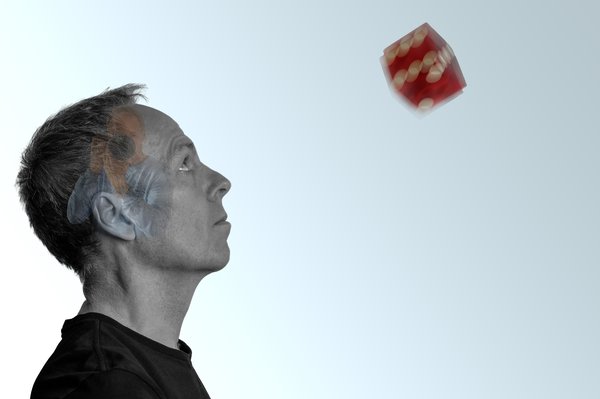 Seitenprofil des Künstlers mit Doppelbelichtung des Fotografen. Ein roter Würfel, der sich dreht. Foto: Michael Britz Seitenprofil des Künstlers mit Doppelbelichtung des Fotografen. Ein roter Würfel, der sich dreht. Foto: Michael Britz