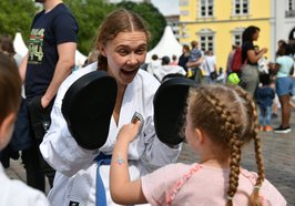 Ein Mädchen und eine Kampfsportlerin haben Spaß an ihrem Sport. Foto: Tobias Frick