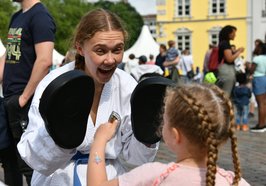 Ein Mädchen und eine Kampfsportlerin haben Spaß an ihrem Sport. Foto: Tobias Frick