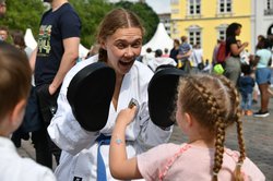 Ein Mädchen und eine Kampfsportlerin haben Spaß an ihrem Sport. Foto: Tobias Frick Ein Mädchen und eine Kampfsportlerin haben Spaß an ihrem Sport. Foto: Tobias Frick