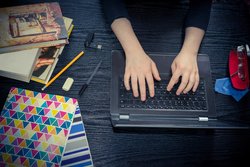 Hände, Notebook und Schreibunterlagen. Foto: khamkhor/Pixabay Hände, Notebook und Schreibunterlagen. Foto: khamkhor/Pixabay