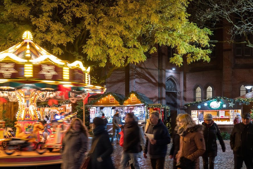 Blick auf das Kinderkarussell und den Kirchgang auf dem Lamberti-Markt 2021. Foto Sascha Stüber