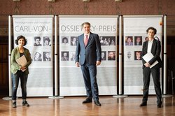 Oberbürgermeister Jürgen Krogmann gratulierte der Ossietzky-Preisträgerin von 2020, Dr. Carolin Emcke (rechts). Den Kompositionspreis nahm Farzia Fallah (links) entgegen. Foto: Mohssen Assanimoghaddam