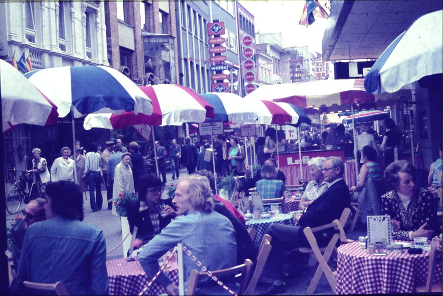 Stadtfest um 1980. Blick vom Café vor Leffers in die Lange Straße. Foto: Stadtmuseum