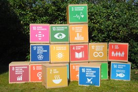 17 Boxen zu den Nachhaltigkeitszielen. Foto: Stadt Oldenburg