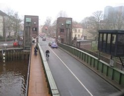 Die Cäcilienbrücke mit Stelzenhaus rechts. Foto: Stadt Oldenburg