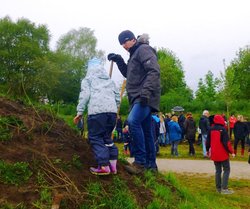 Mann und Kind bepflanzen den Wall. Foto: Stadt Oldenburg Mann und Kind bepflanzen den Wall. Foto: Stadt Oldenburg