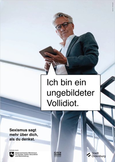 Ein Geschäftsmann steht weiter oben auf einem Treppenabsatz und schaut herunter. Eine Sprechblase legt im die Worte in den Mund „Ich bin ein ungebildeter Vollidiot“. Links unten steht „Sexismus sagt mehr über dich, als du denkst.“ Grafik: thjnk/Stadt Oldenburg