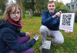 Schüler der IGS Flötenteich mit den QR-Codes zu den Internetseiten. Foto: Stadt Oldenburg