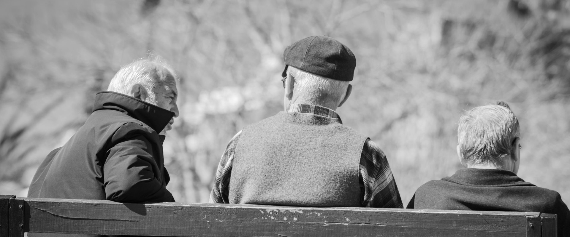 Drei ältere Menschen sitzen auf einer Bank. Foto: Aysegul Aytoren/Pexels