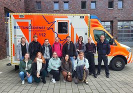 Zwölf Medizinstudierende der Uni Oldenburg besuchten im Rahmen eines Wahlfachs die Großleitstelle und die Berufsfeuerwehr Oldenburg, um Einblicke in die rettungsdienstliche Notfallversorgung zu bekommen. Seitens der Feuerwehr wurden sie von Matthias Hemmelgarn (rechts) betreut. Foto: Universität Oldenburg