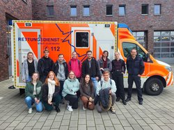 Zwölf Medizinstudierende der Uni Oldenburg besuchten im Rahmen eines Wahlfachs die Großleitstelle und die Berufsfeuerwehr Oldenburg, um Einblicke in die rettungsdienstliche Notfallversorgung zu bekommen. Seitens der Feuerwehr wurden sie von Matthias Hemmelgarn (rechts) betreut. Foto: Universität Oldenburg