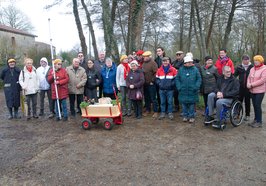 Mit dem Bollerwagen unterwegs: Teilnehmende der Kohlfahrt in Cholet 2026. Foto: Jean-Luc Moreau