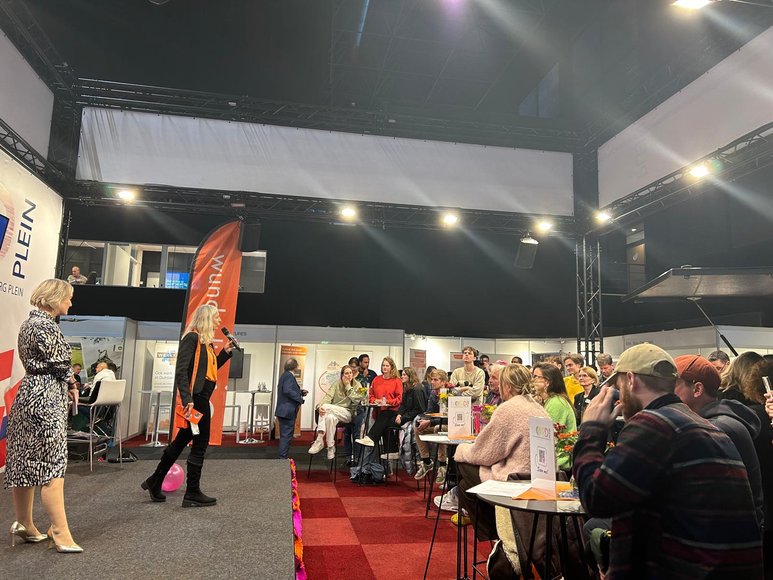 Die Kick-off Veranstaltung zur Wunderline-Challenge zog viele jüngere Besucherinnen und Besucher auf den Plein. Foto: Stadt Oldenburg