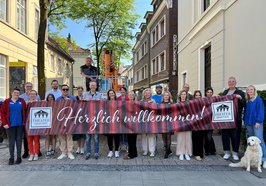 Gemeinsam für ein lebendiges Theaterquartier: Geschäftsleute bringen mit Unterstützung der Stadt und dem Staatstheater ein gemeinsames Banner in der Gaststraße an. Foto: Stadt Oldenburg