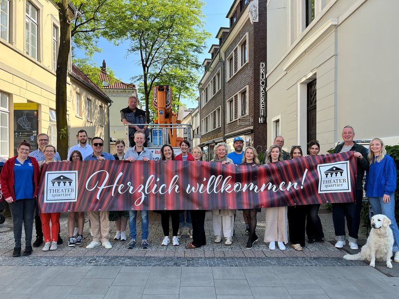 Gemeinsam für ein lebendiges Theaterquartier: Geschäftsleute bringen mit Unterstützung der Stadt und dem Staatstheater ein gemeinsames Banner in der Gaststraße an. Foto: Stadt Oldenburg
