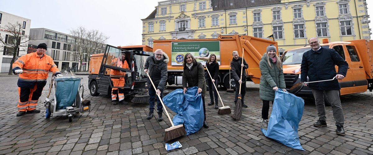 Freude auf „Oldenburg räumt auf“ (von links): Mitarbeitende des AWB, AWB-Betriebsleiter Marco Janssen, Stadtbaurätin Christine-Petra Schacht, Katja Bayrhammer (NWZ), Harald Götting (AStoB), Melanie Becker und Olaf Meenen (LzO). Foto: Sascha Stüber