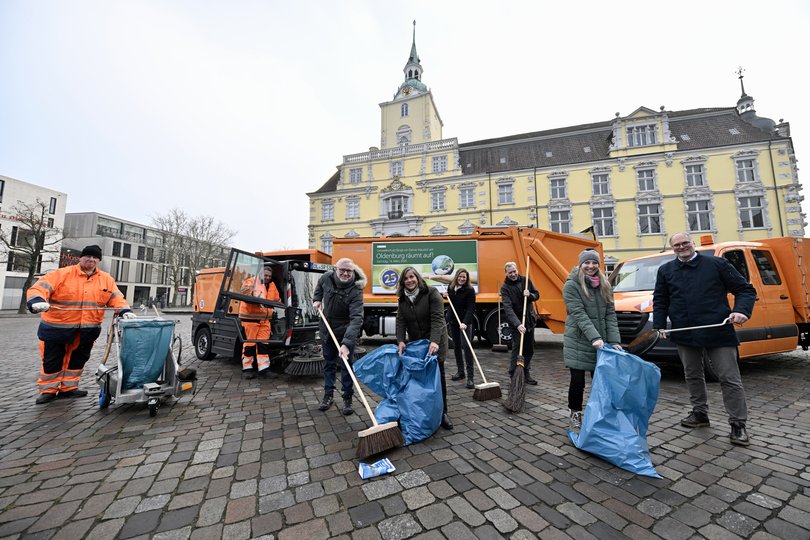 Freude auf „Oldenburg räumt auf“ (von links): Mitarbeitende des AWB, AWB-Betriebsleiter Marco Janssen, Stadtbaurätin Christine-Petra Schacht, Katja Bayrhammer (NWZ), Harald Götting (AStoB), Melanie Becker und Olaf Meenen (LzO). Foto: Sascha Stüber