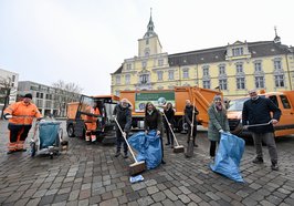 Freude auf „Oldenburg räumt auf“ (von links): Mitarbeitende des AWB, AWB-Betriebsleiter Marco Janssen, Stadtbaurätin Christine-Petra Schacht, Katja Bayrhammer (NWZ), Harald Götting (AStoB), Melanie Becker und Olaf Meenen (LzO). Foto: Sascha Stüber