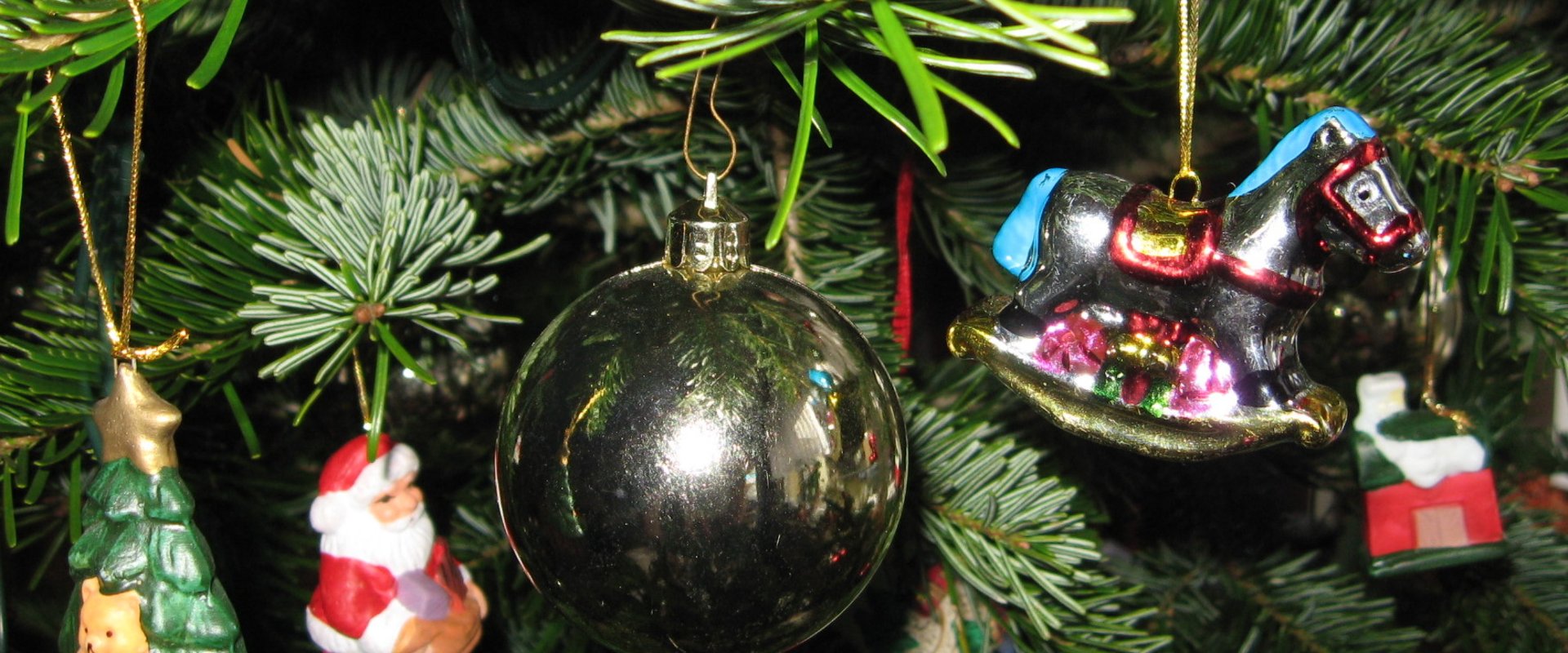 Weihnachtsschmuck am Tannenbaum. Foto: Steffi Pelz/Pixelio.de