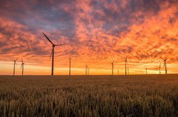 Windräder stehen im Abendrot-Himmel. Foto: Pixabay 1838788_1280