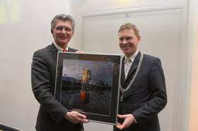 Peter Rehwinkel und Gerd Schwandner mit Gastgeschenk. Foto: Henk Tammens