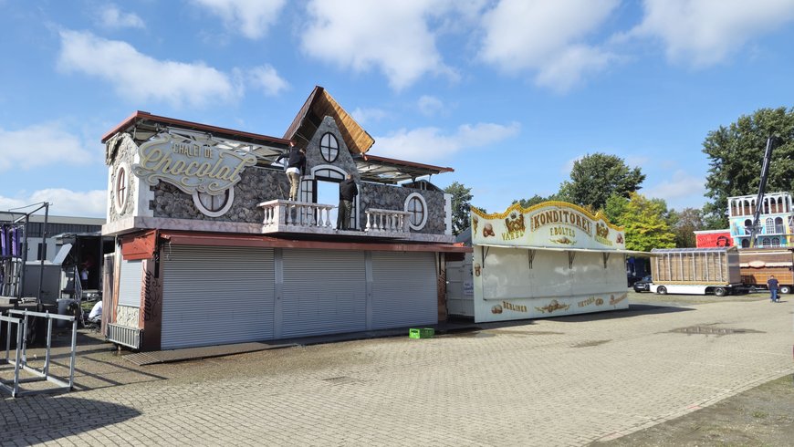 Der Aufbau vom Chalet de Chocolat und der Konditorei Boeltes auf dem Kramermarkt am 19. September 2025. Foto: Stadt Oldenburg