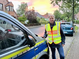 Oberbürgermeister Jürgen Krogmann neben einem Polizeiauto. Foto: Stadt Oldenburg 