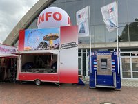Die Info des Schaustellerverbandes und ein Geldautomat auf dem Kramermarkt 2023. Foto: Stadt Oldenburg
