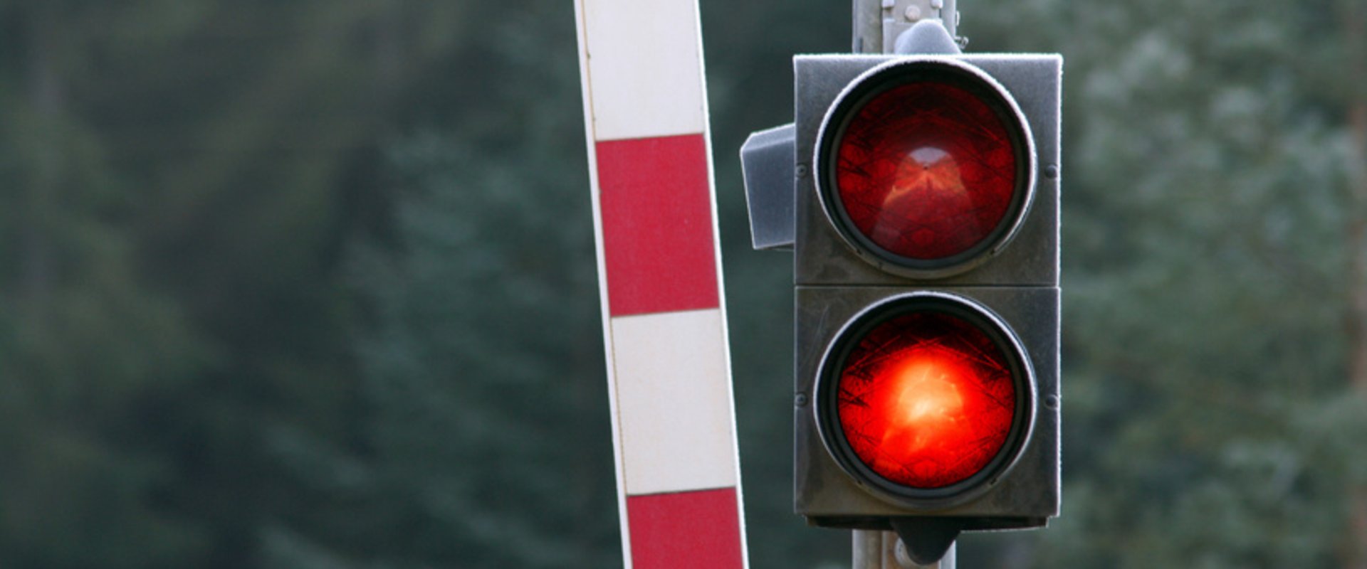 Bahnsignal steht auf rot. Foto: Benjamin Haas/Fotolia