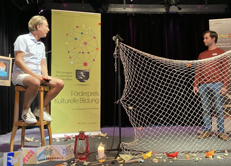 Markus Sobota und Christopher Schmidt (von links) von der Stage Akademie. Foto: Stadt Oldenburg