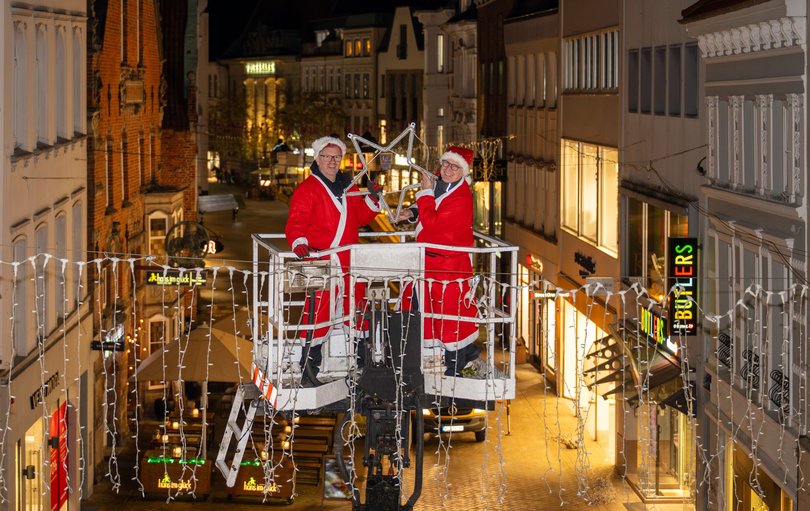 Mitarbeiter der Fachfirma Harders Lichtideen begannen am Montag, 3. November, mit der Installation der Weihnachtsbeleuchtung in der Oldenburger Innenstadt – und zwar passend zum Anlass verkleidet. Foto: Sascha Stüber