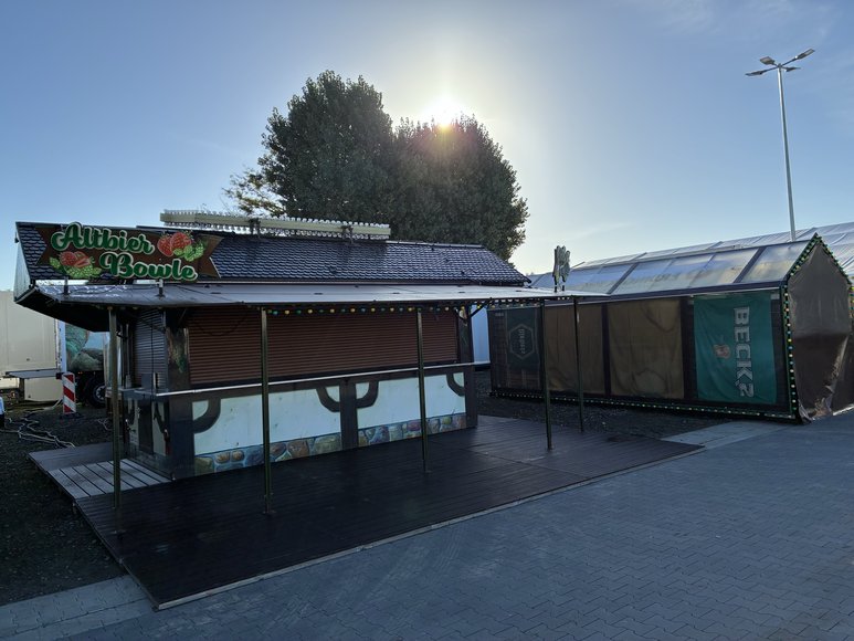 Der Ausschank „Enzian-Hütte“ beim Aufbau am 25. September 2026. Foto: Stadt Oldenburg