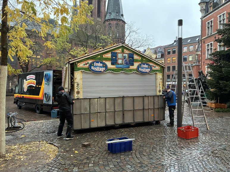 Stadt Oldenburg Der Reibekuchen-Stand beim Aufbau auf dem Lamberti-Markt am 19. November 2025. Foto: Stadt Oldenburg