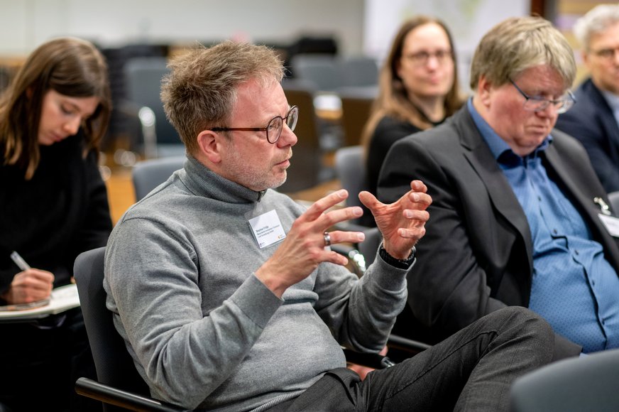 Teilnehmende der Veranstaltung diskutieren miteinander. Foto: Hauke-Christian Dittrich