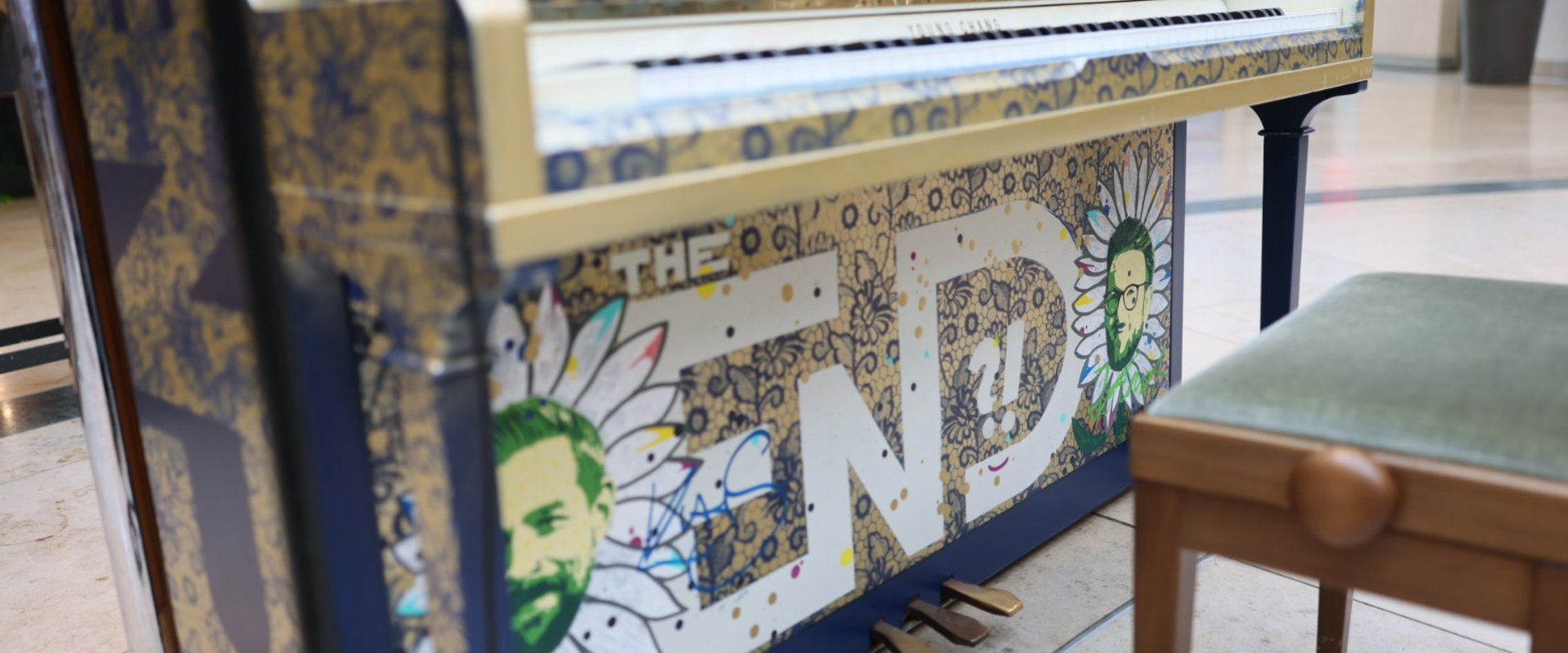 Ein goldenes, kunstvoll gestaltetes und von Klaas Heufer-Umlauf signiertes Piano. Foto: Sascha Stüber