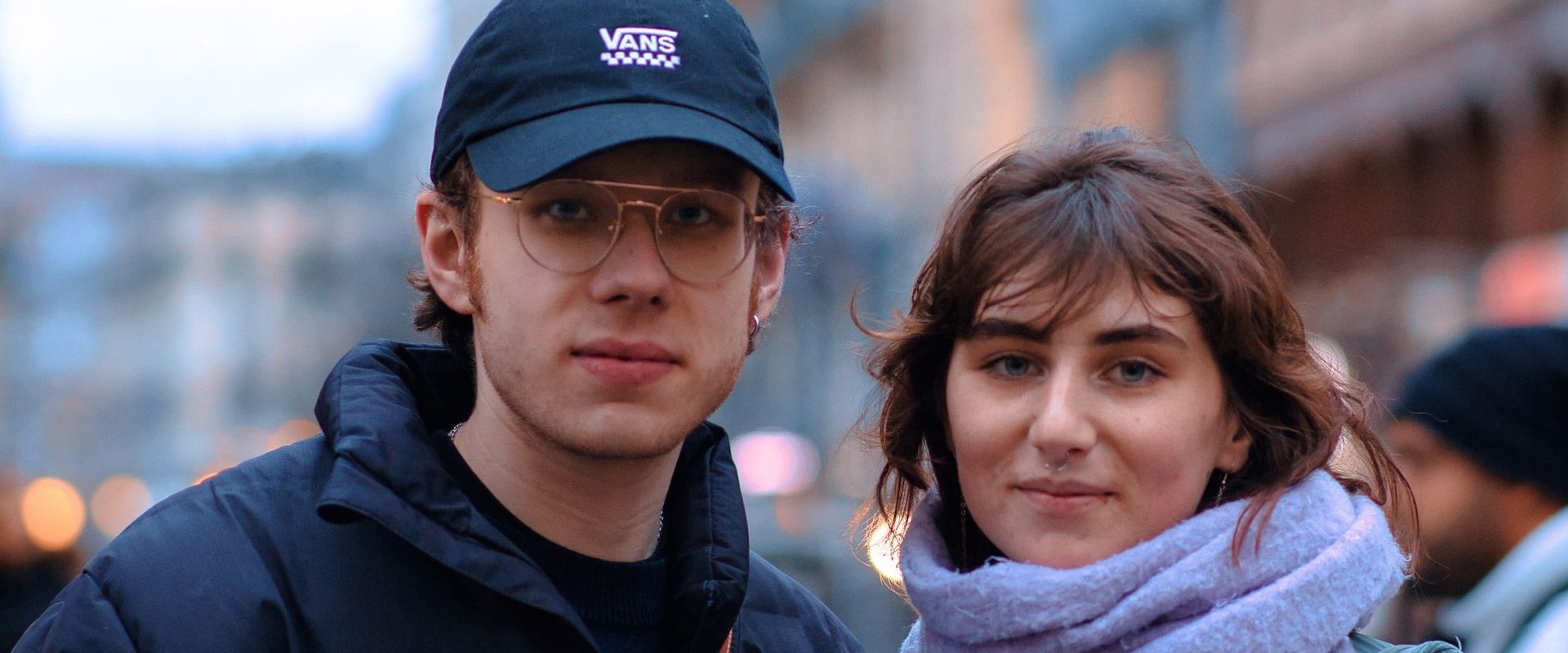 Mann und Frau nebeneinander auf einer Straße. Foto: Omran Soliman/pexels