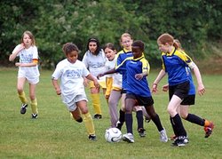 Mädchen kämpfen beim Fußball um den Ball. Foto: fussball-ohne-abseits.de