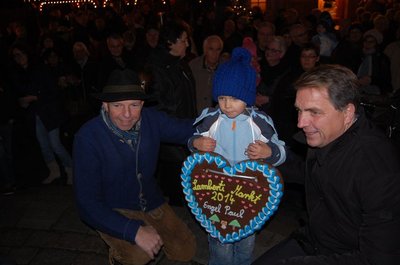 Oberbürgermeister Jürgen Krogmann, der Vorsitzende des Oldenburger Schaustellerverbandes, Michael Hempen, und Lamberti-Engel Paul bei der Eröffnung des Lamberti-Marktes. Bild Stadt Oldenburg