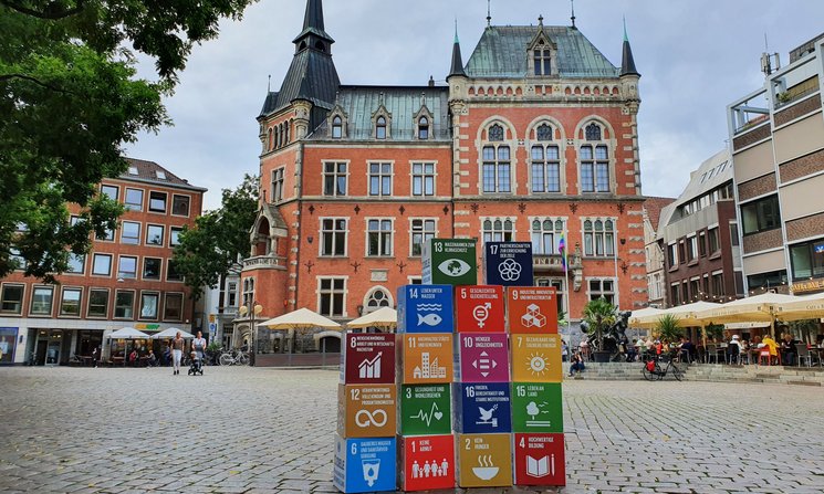 Die 17 SDGs als Pappwürfel aufgetürmt vor dem Alten Rathaus der Stadt Oldenburg. Foto: Stadt Oldenburg