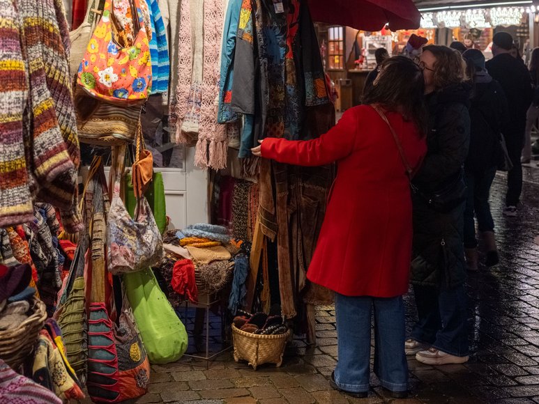 Sascha Stüber Schals und Taschen auf dem Lamberti-Markt 2025. Foto: Sascha Stüber