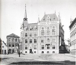 Das neogotische Rathaus, 1887 fertiggestellt. Fotograf Franz Titzenthaler, um 1890, Quelle: Stadtmuseum