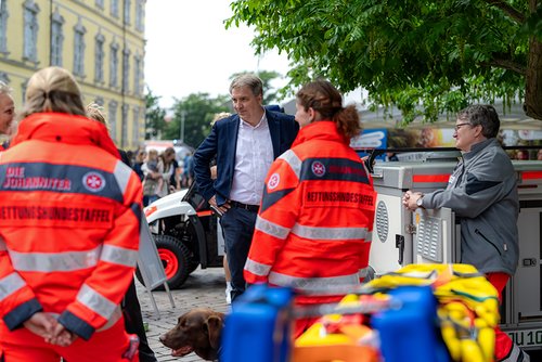 Oberbürgermeister Jürgen Krogmann (Mitte) tauschte sich am Stand der Johanniter-Unfall-Hilfe mit Mitgliedern der Rettungshundestaffel aus. Foto: Izabela Mittwollen 