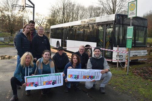 Bringen den neuen „OKIBU“ ins Rollen: (von rechts) Martin Haff, Christian Fritsch und das Team vom Abenteuerspielplatz präsentieren erste Kinder-Entwürfe zur Gestaltung des Busses. Foto: Stadt Oldenburg