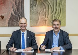 Universitätspräsident Prof. Dr. Ralph Bruder (links) und Oldenburgs Oberbürgermeister Jürgen Krogmann unterzeichneten die Kooperationsvereinbarung. Foto: Universität Oldenburg