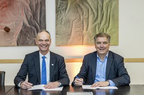 Universitätspräsident Prof. Dr. Ralph Bruder (links) und Oldenburgs Oberbürgermeister Jürgen Krogmann unterzeichneten die Kooperationsvereinbarung. Foto: Universität Oldenburg