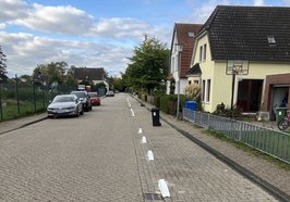 Mehr Platz für Fußgängerinnen und Fußgänger: Neue Trennelemente sichern an der Kampstraße den erweiterten Gehweg. Foto: Stadt Oldenburg